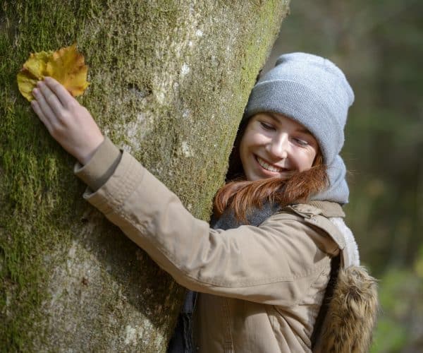Bain de forêt, tree hugging : quels sont les avantages?