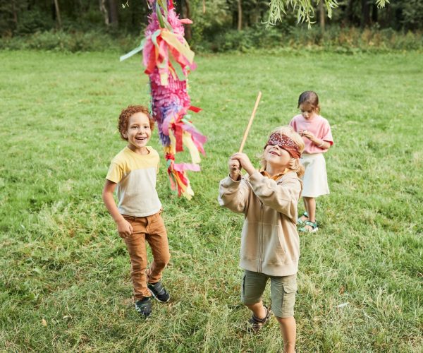 Y a-t-il des zones de jeu pour les enfants au Camping Rancho Davaine ?